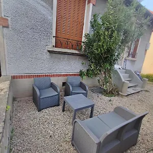 Hébergement de vacances Petite Maison Avec Jardin, Montluçon